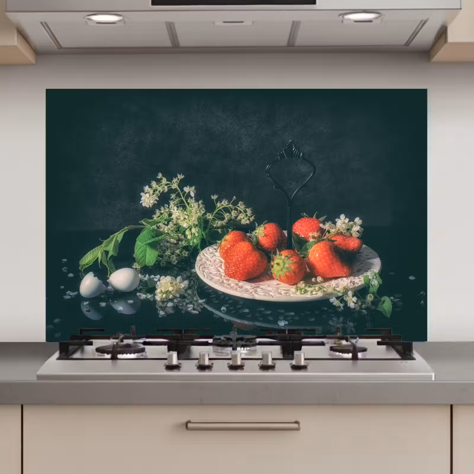Spatscherm keuken - Aardbeien - Schilderij - Stilleven - Bloemen - Ei - Bord — 1