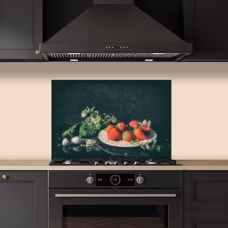 Spatscherm keuken - Aardbeien - Schilderij - Stilleven - Bloemen - Ei - Bord — 2