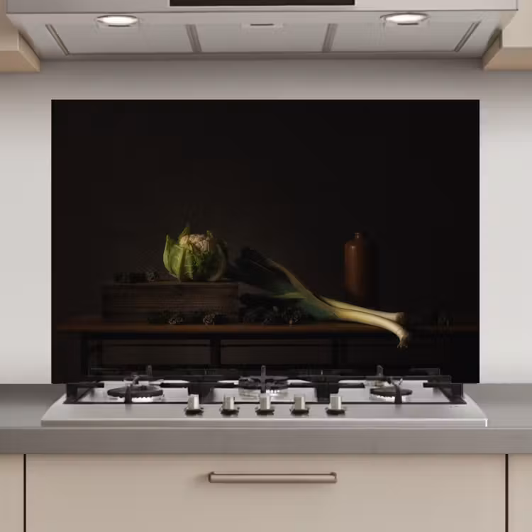 Spatscherm keuken - Stilleven - Tafel - Schilderij - Groenten - Prei - Bloemkool - Kunst — 1