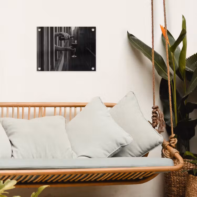 Tuinposter - Wijnfles - Glas - Handen - Raam — 5