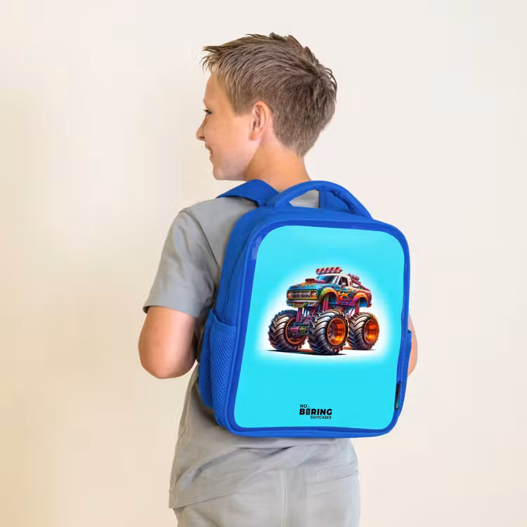 Kinderrugzak - Blauw - Monstertruck op Lichtblauwe Achtergrond — 3