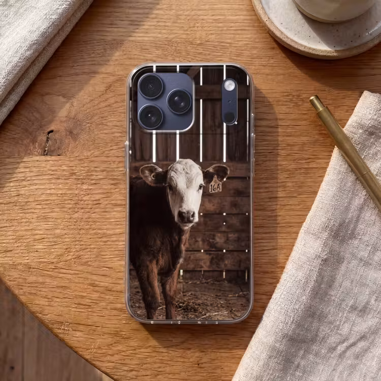 Telefoonhoesje Softcase - Kalf - Oormerk - Houten stal — 2