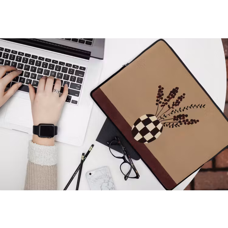 Laptophoes - Minimalistisch - Vaas - Bloemen - Bruin — 3