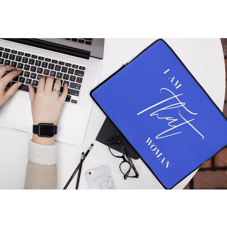 Laptophoes - Blauw - I am that woman - Sierlijk - Minimalistisch — 3