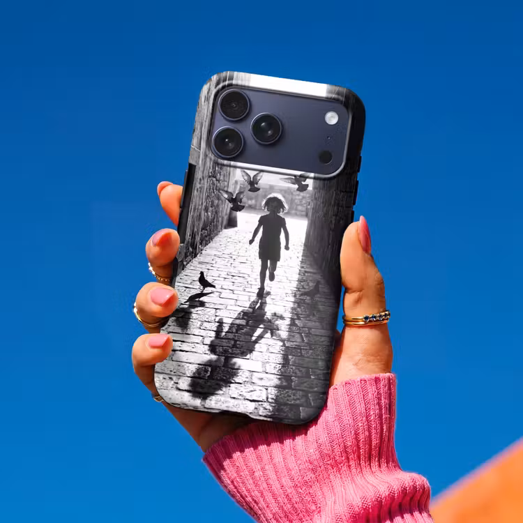 Telefoonhoesje Toughcase - Kind - Vogel - Straat - Zwart-wit - Spelen — 2