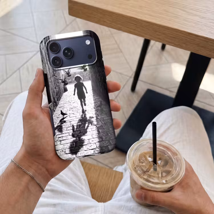 Telefoonhoesje Toughcase - Kind - Vogel - Straat - Zwart-wit - Spelen — 4