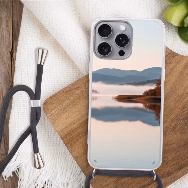 Telefoonhoesje met koord - Water - Bomen - Mistlaag — 3