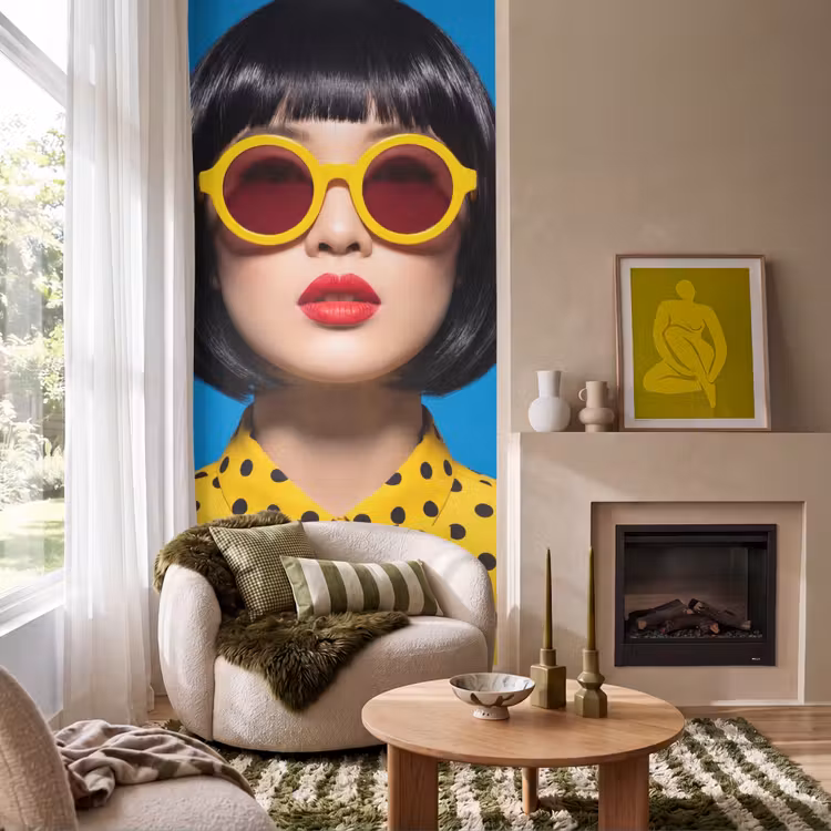 Behang - Vrouw - Zonnebril - Pop Art - Portret - Geel — 1