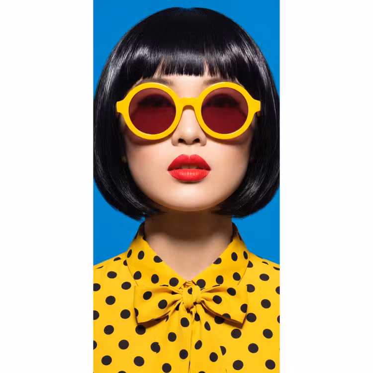 Behang - Vrouw - Zonnebril - Pop Art - Portret - Geel — 2