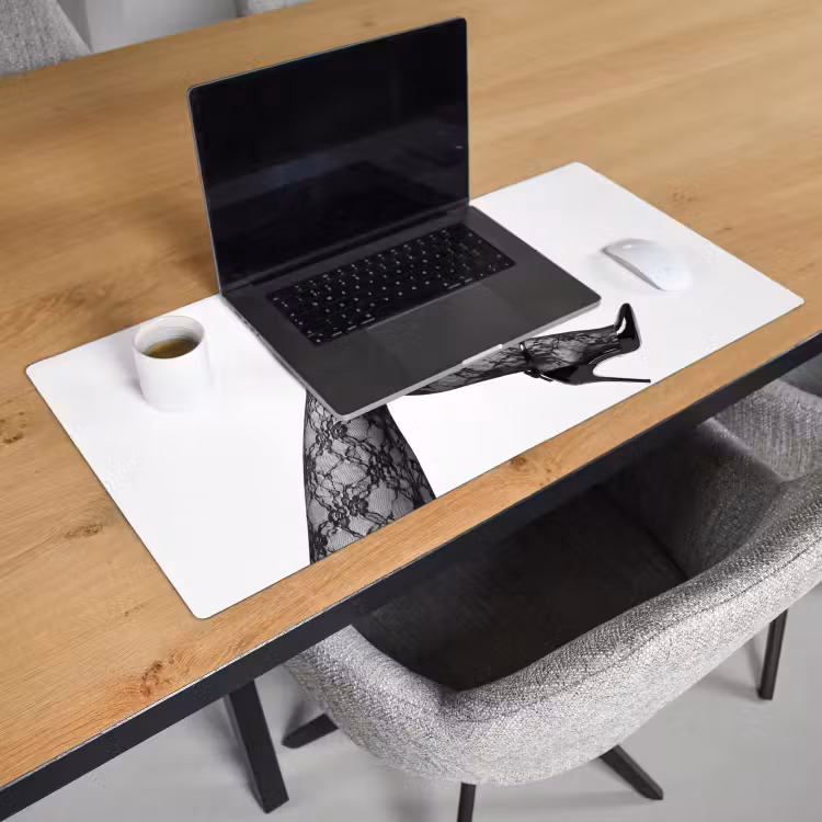 Bureau onderlegger - Benen - Kant - Hakken - Zwart - Wit - Uitdagend — 3