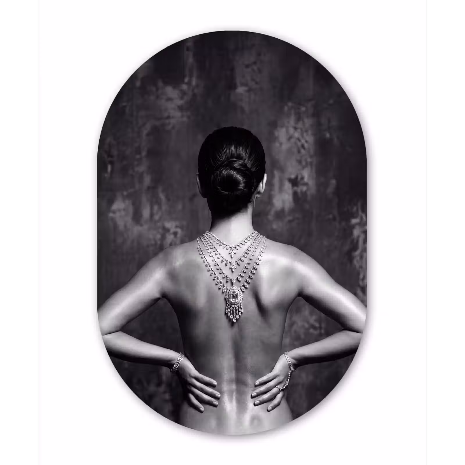Muurovaal aluminium - Rug - Ketting - Portret - Zwart - Wit - Glamour — 1