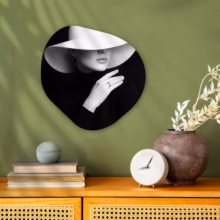 Organisch schilderij - Forex - Vrouw - Hoed - Hand - Zwart - Wit - Klassiek — 2