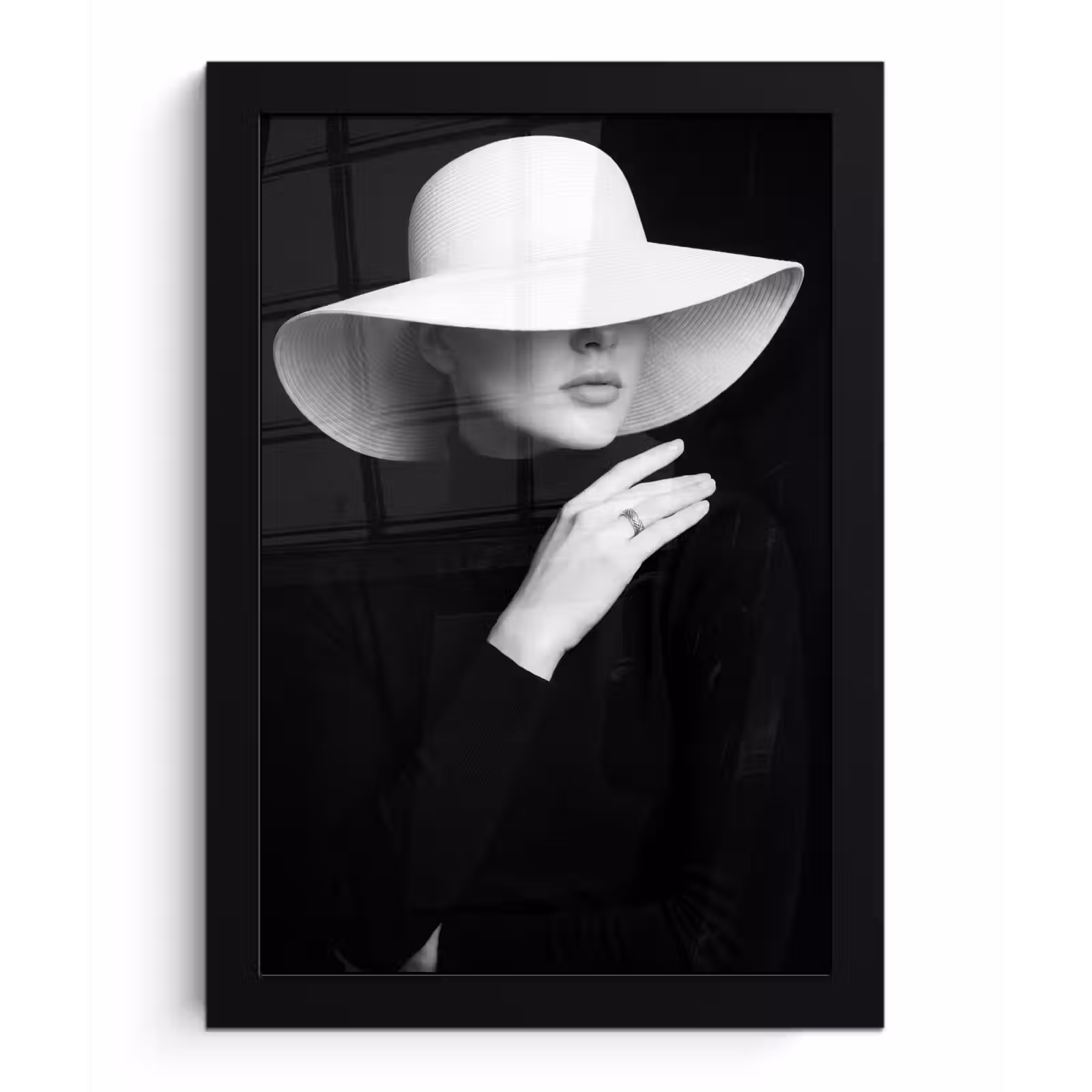 Poster met lijst - Vrouw - Hoed - Hand - Zwart - Wit - Klassiek — 1