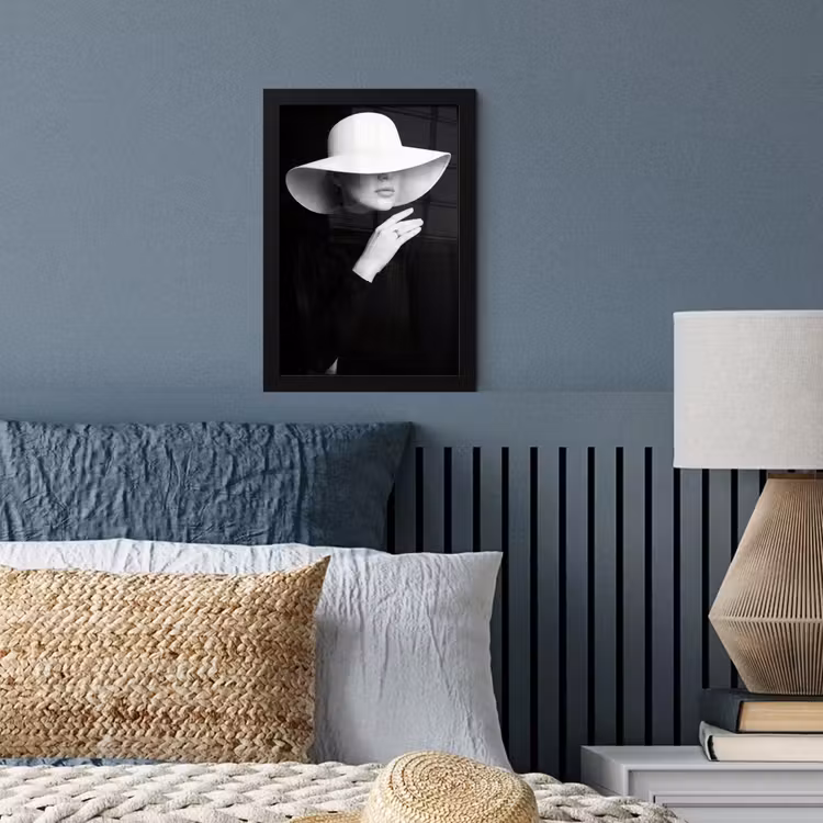 Poster met lijst - Vrouw - Hoed - Hand - Zwart - Wit - Klassiek — 3