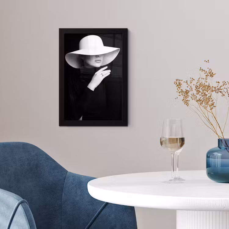 Poster met lijst - Vrouw - Hoed - Hand - Zwart - Wit - Klassiek — 4