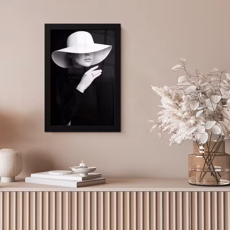 Poster met lijst - Vrouw - Hoed - Hand - Zwart - Wit - Klassiek — 5
