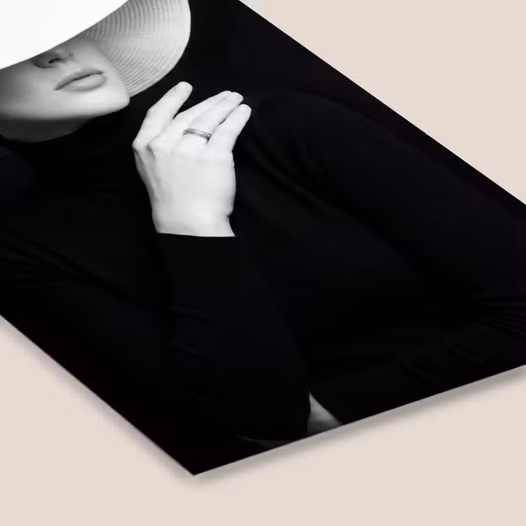 Poster met lijst - Vrouw - Hoed - Hand - Zwart - Wit - Klassiek — 7