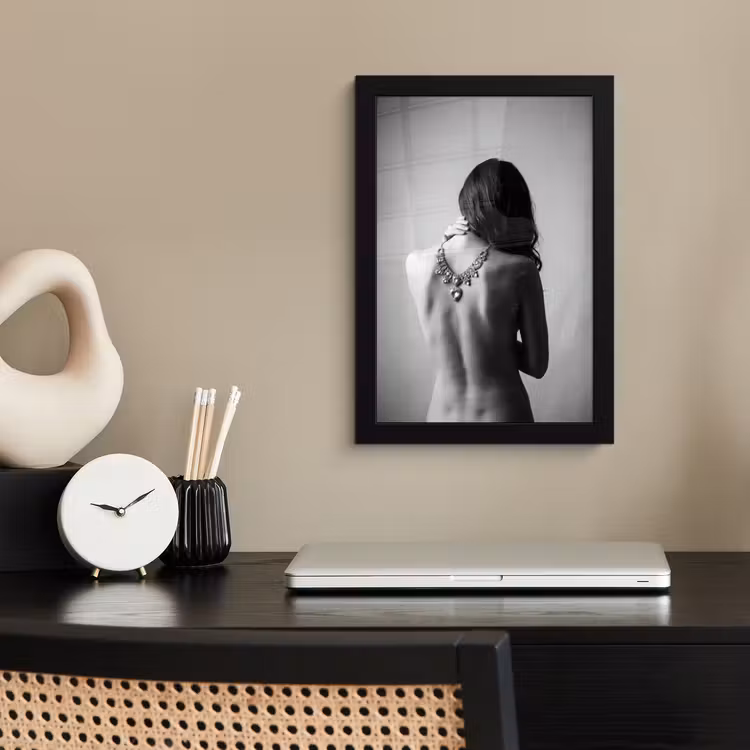 Poster met lijst - Vrouw - Ketting - Fashion - Zwart - Wit — 2