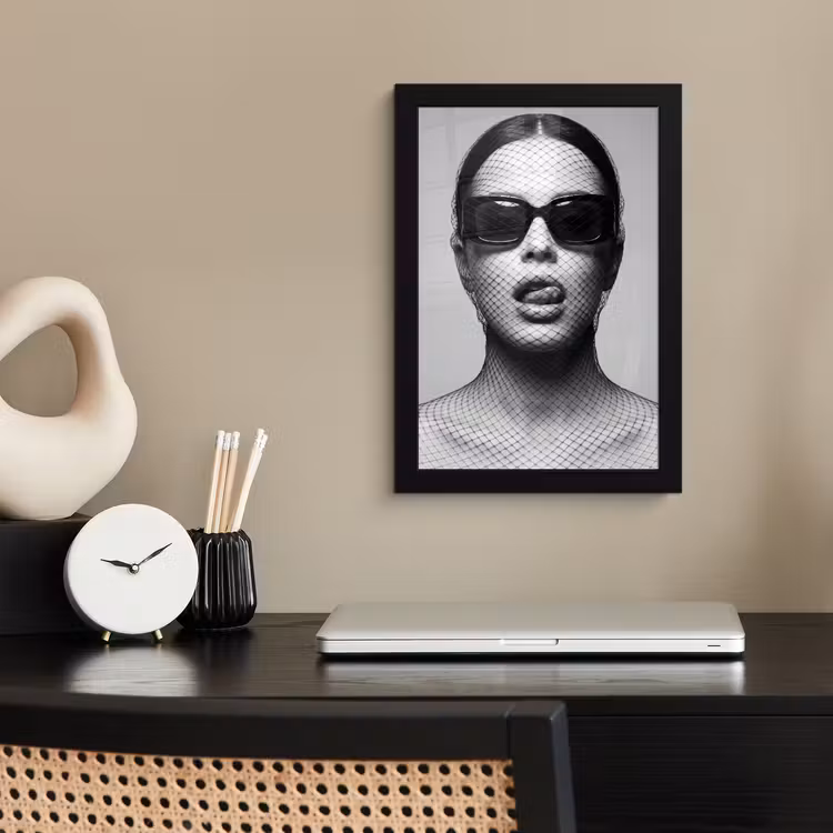 Poster met lijst - Vrouw - Net - Mysterieus - Zwart - Wit — 2