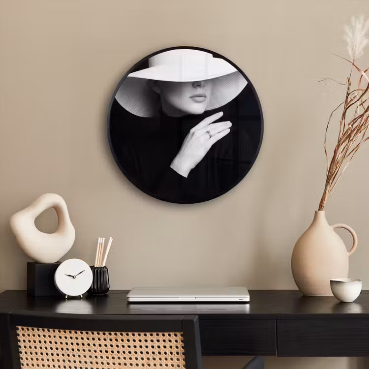 Ronde fotolijst - Vrouw - Hoed - Hand - Zwart - Wit - Klassiek — 3