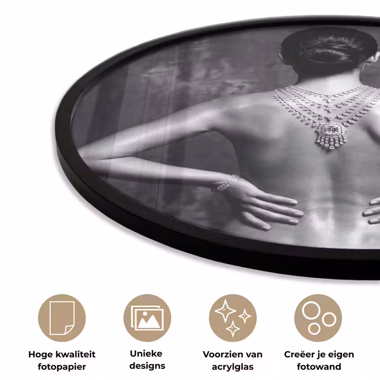 Ronde fotolijst - Rug - Ketting - Portret - Zwart - Wit - Glamour — 2