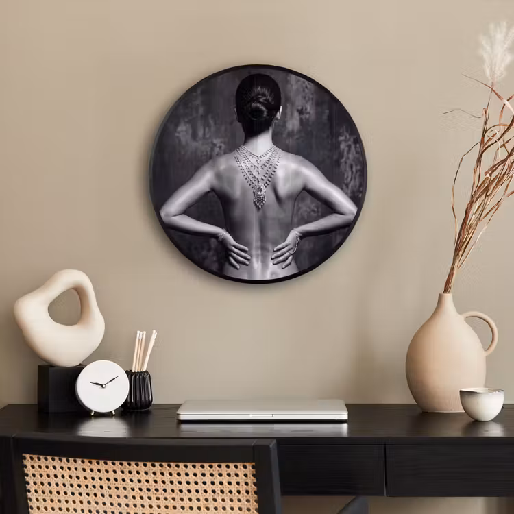 Ronde fotolijst - Rug - Ketting - Portret - Zwart - Wit - Glamour — 3