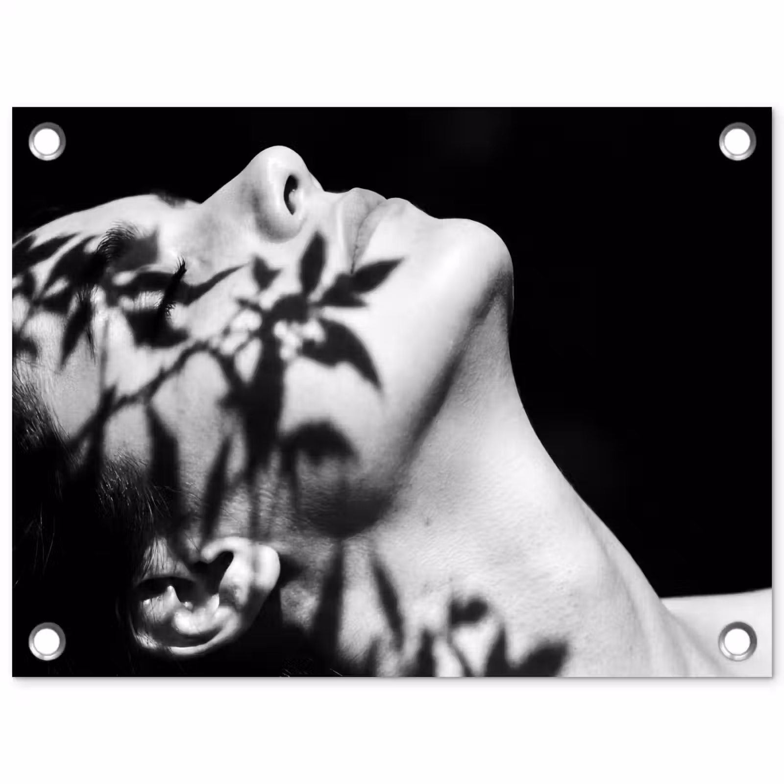 Tuinposter - Gezicht - Schaduw - Bladeren - Zwart - Wit - Intiem — 1