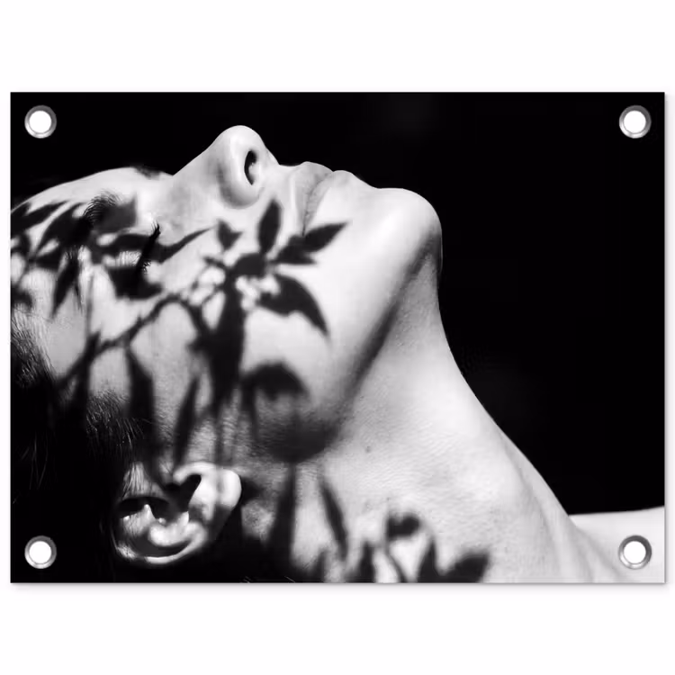 Tuinposter - Gezicht - Schaduw - Bladeren - Zwart - Wit - Intiem — 1