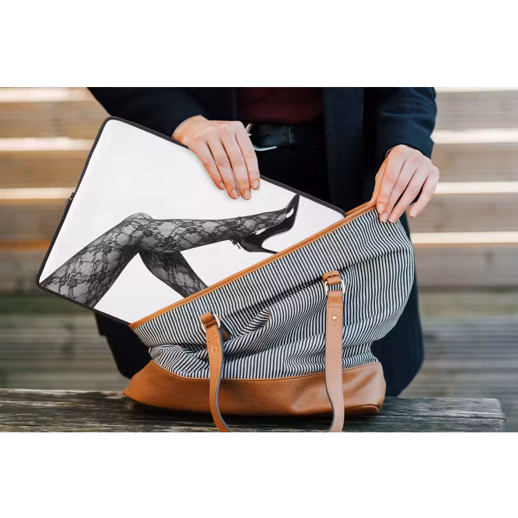 Laptophoes - Benen - Kant - Hakken - Zwart - Wit - Uitdagend — 4