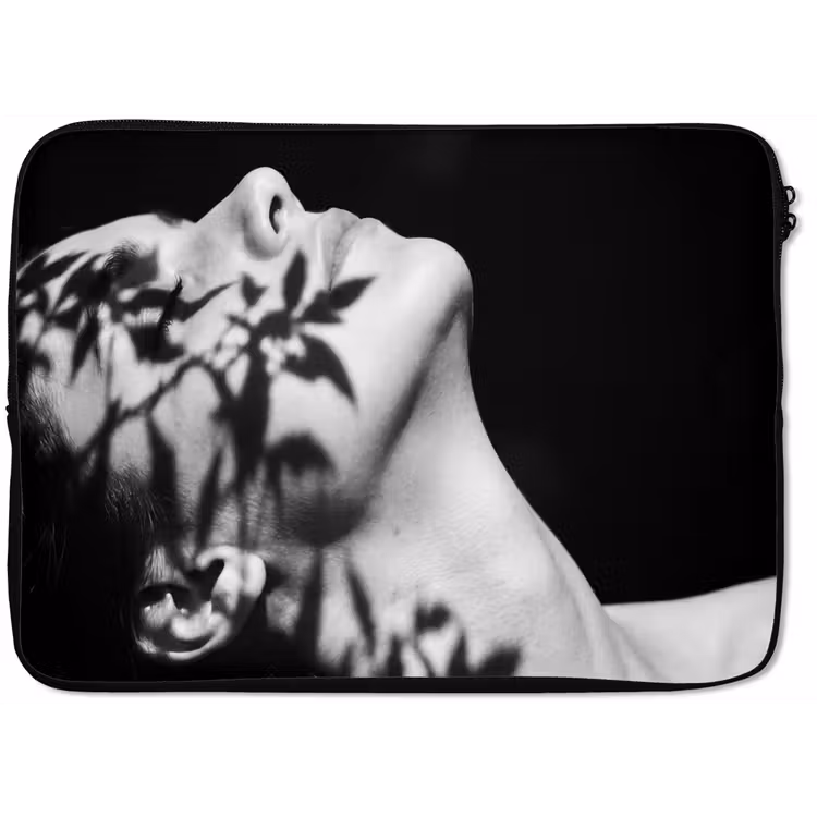 Laptophoes - Gezicht - Schaduw - Bladeren - Zwart - Wit - Intiem — 1