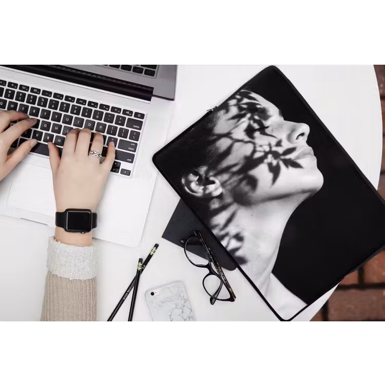 Laptophoes - Gezicht - Schaduw - Bladeren - Zwart - Wit - Intiem — 3