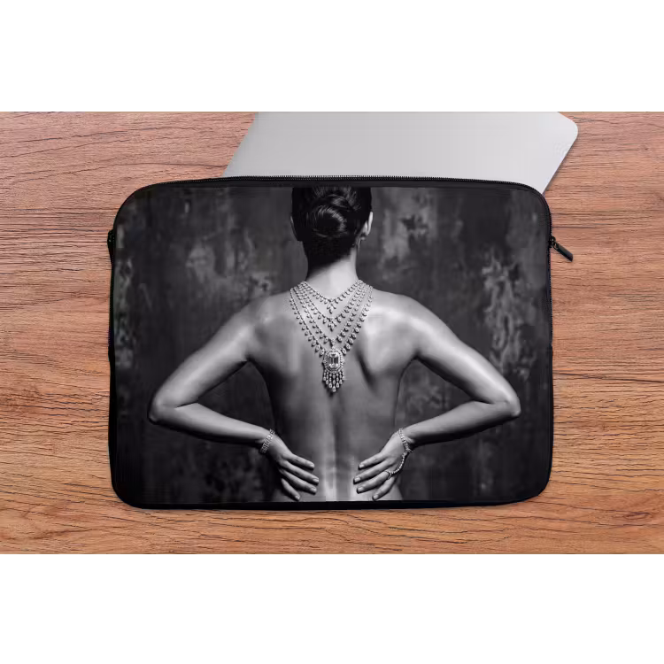 Laptophoes - Rug - Ketting - Portret - Zwart - Wit - Glamour — 2