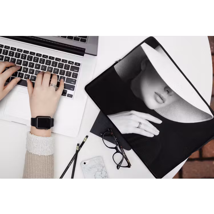 Laptophoes - Vrouw - Hoed - Hand - Zwart - Wit - Klassiek — 3