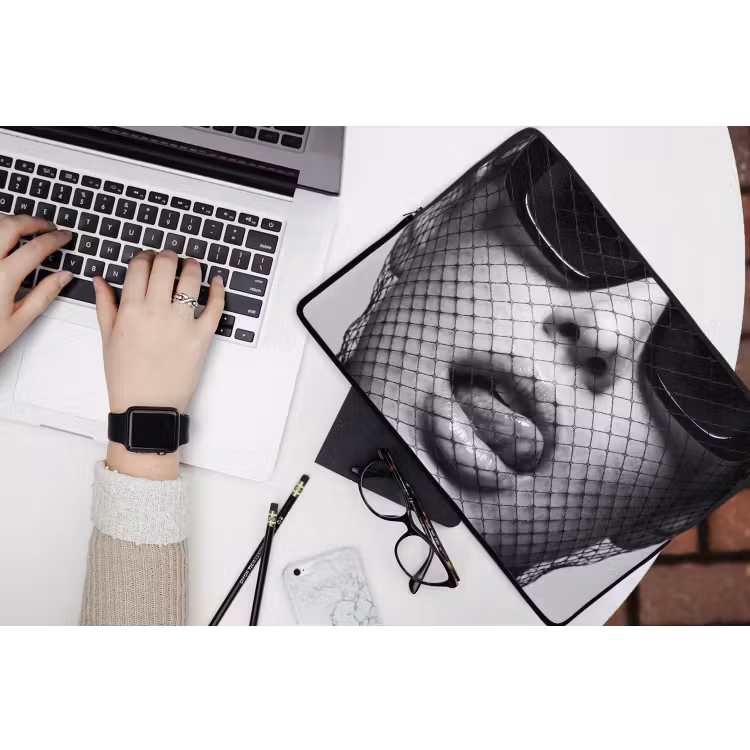 Laptophoes - Vrouw - Net - Mysterieus - Zwart - Wit — 3