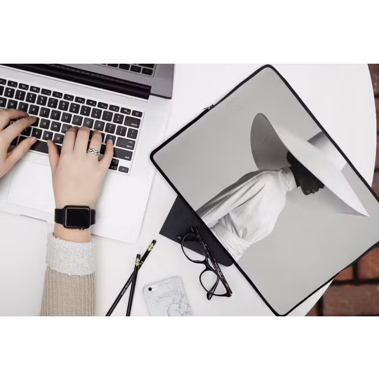 Laptophoes - Vrouw - Profiel - Hoed - Zwart - Wit - Minimalistisch — 3