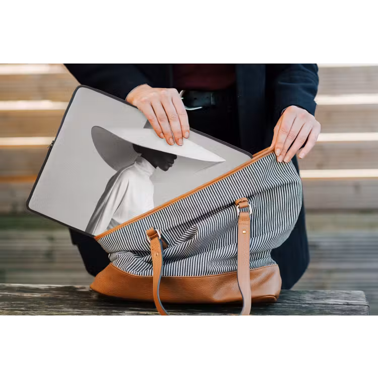 Laptophoes - Vrouw - Profiel - Hoed - Zwart - Wit - Minimalistisch — 4