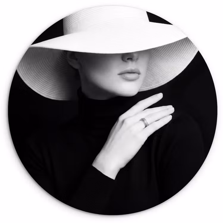 Muurcirkel - Vrouw - Hoed - Hand - Zwart - Wit - Klassiek — 1