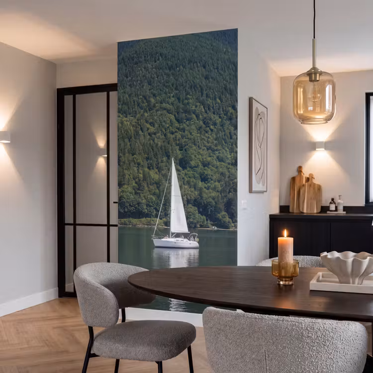 Behang - Zeilboot - Water - Bergen - Natuur - Groen — 5