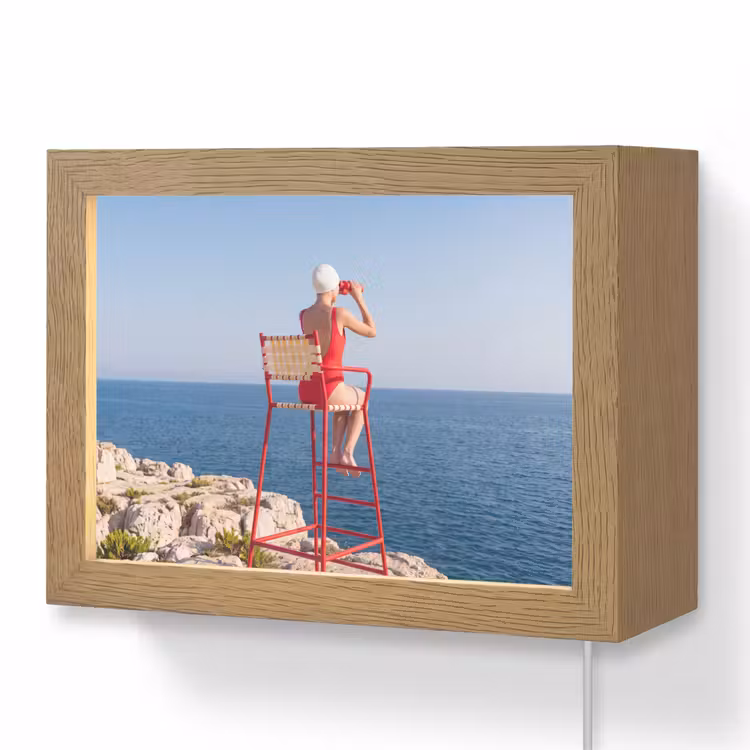 Lightbox - Wandlamp - Vrouw - Zee - Kust - Verrekijker - Rood — 1