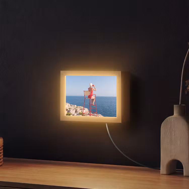 Lightbox - Wandlamp - Vrouw - Zee - Kust - Verrekijker - Rood — 2