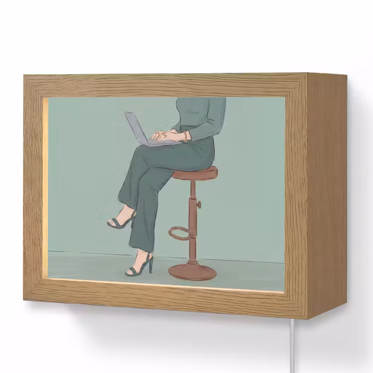 Lightbox - Wandlamp - Vrouw - Laptop - Zittend - Illustratie - Groen — 1