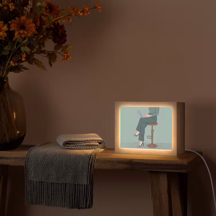 Lightbox - Wandlamp - Vrouw - Laptop - Zittend - Illustratie - Groen — 5