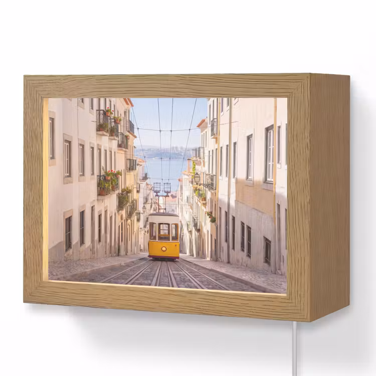 Lightbox - Wandlamp - Tram - Straat - Stad - Architectuur - Geel — 1