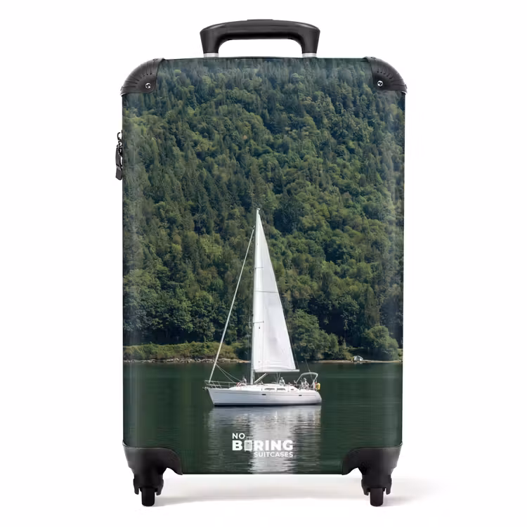 Koffer - Zeilboot - Water - Bergen - Natuur - Groen — 1