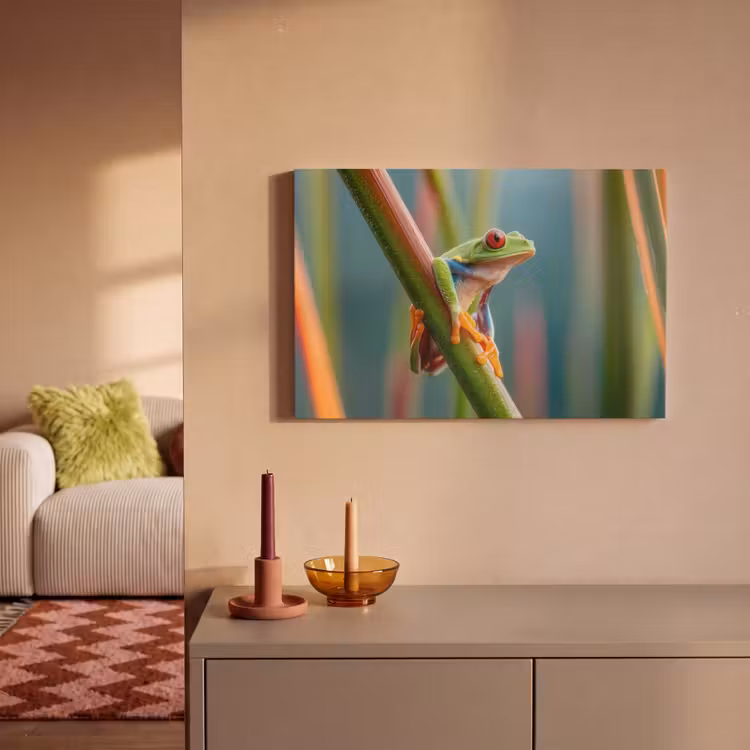 Canvas schilderij - Kleurrijke kikker - Groene stengel - Alert — 2