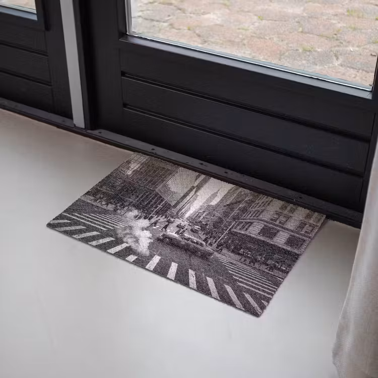 Deurmat - Stad - Straat - Gebouwen - Verkeer - Zwart-wit — 2