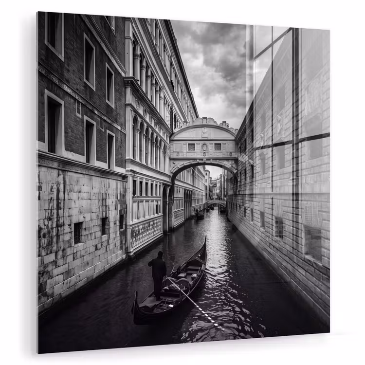 Glas schilderij - Boot - Waterweg - Stad - Zwart-wit - Architectuur — 1