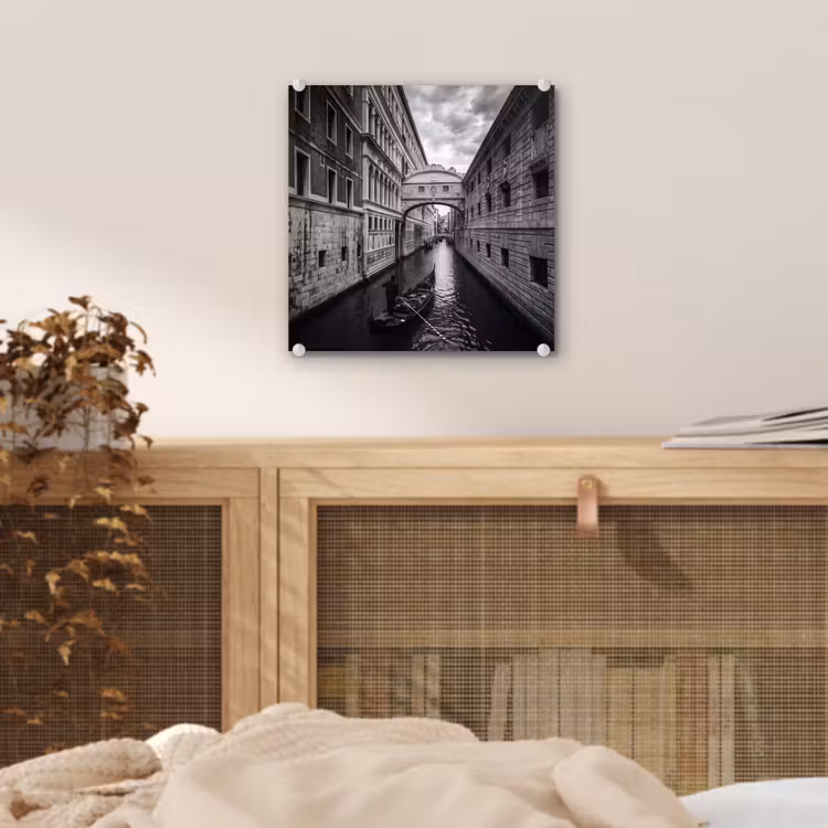 Glas schilderij - Boot - Waterweg - Stad - Zwart-wit - Architectuur — 5