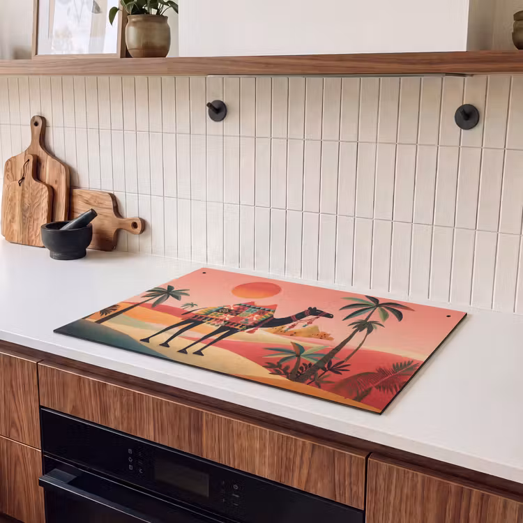 Inductie beschermer en spatscherm (2in1) - Kameel - Gekleurd tapijt - Duinen - Rode zon — 3