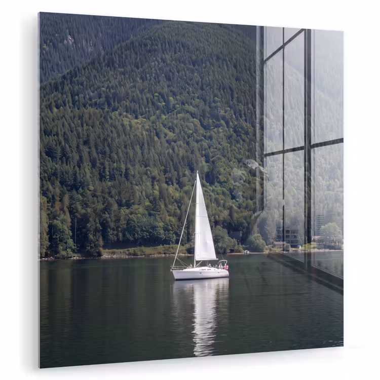 Glas schilderij - Zeilboot - Water - Bergen - Natuur - Groen — 1